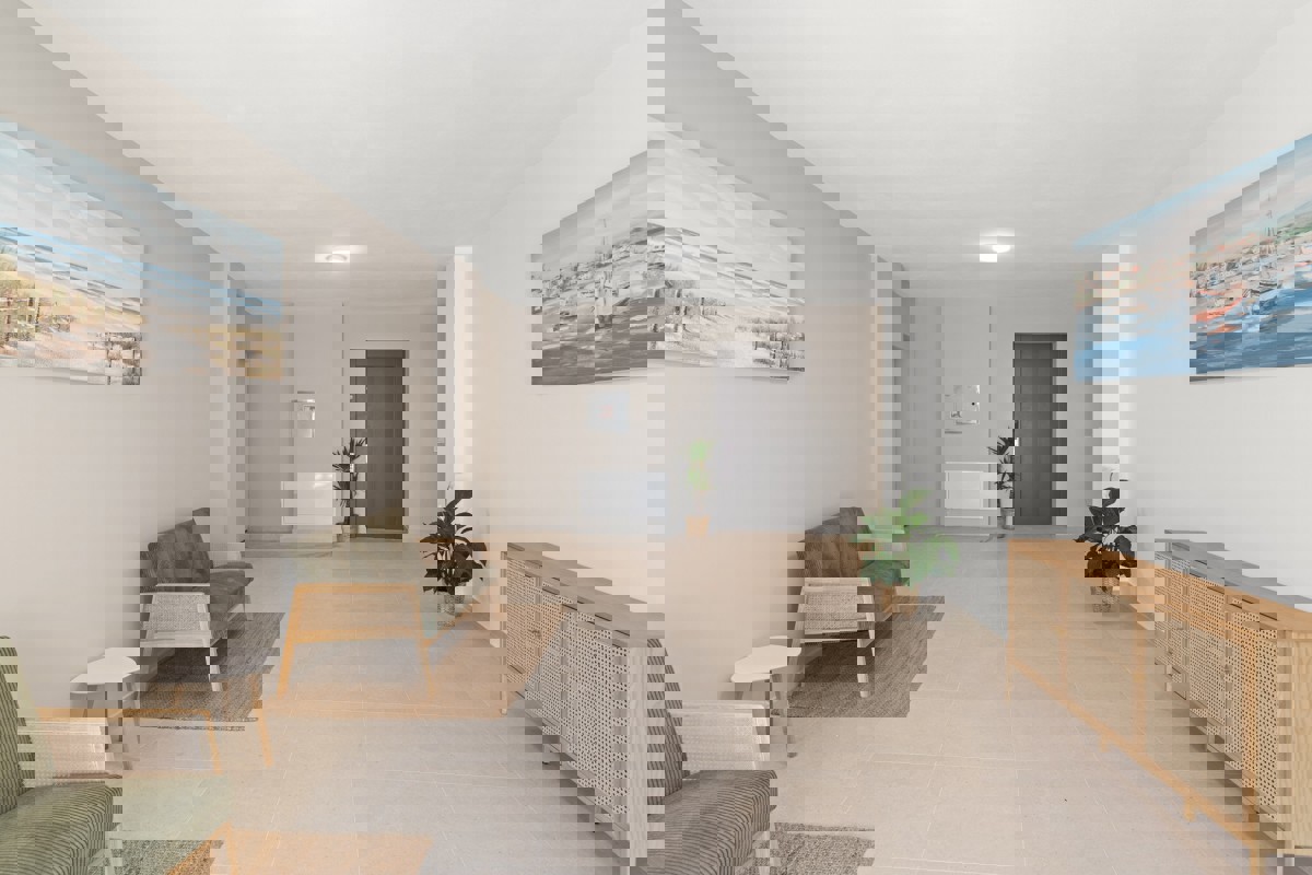 Elegante appartamento al primo piano con terrazza coperta e vista mare