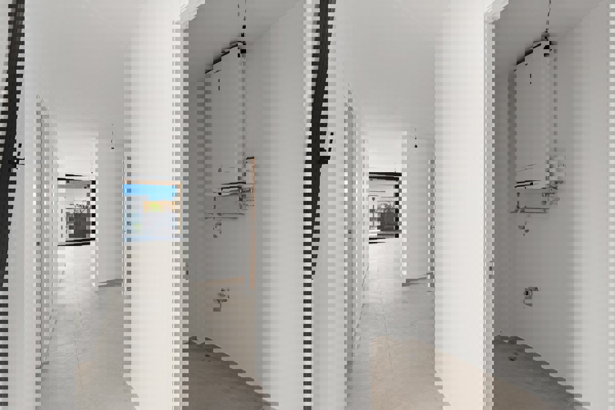 Elegante appartamento al primo piano con terrazza coperta e vista mare