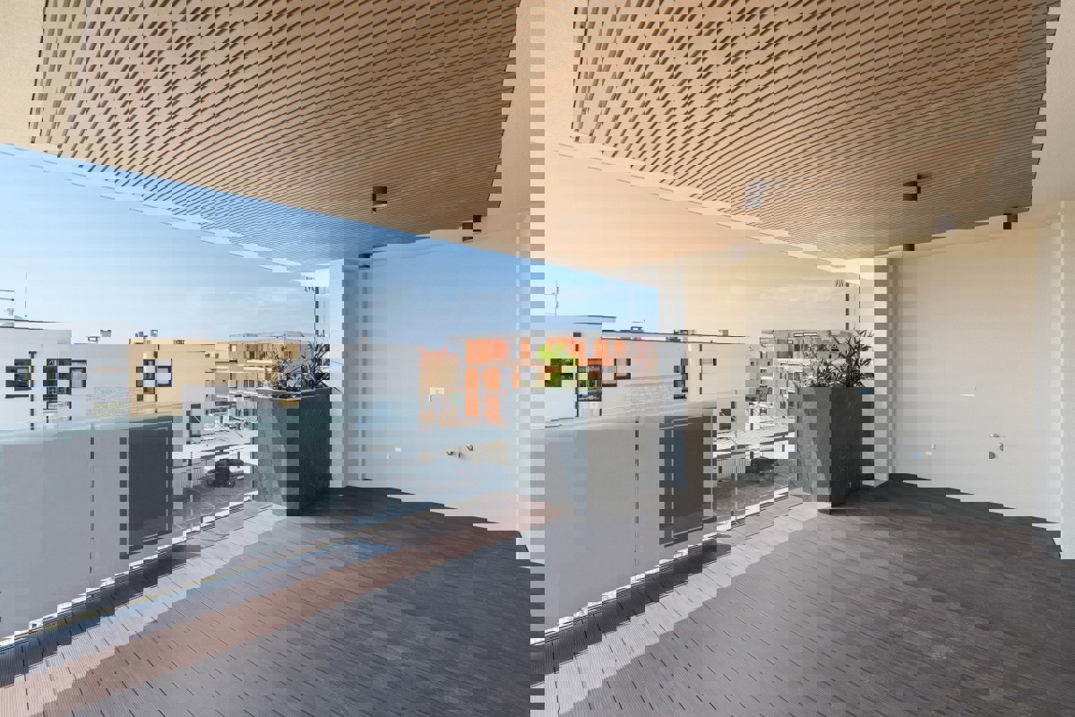 Elegante appartamento al primo piano con terrazza coperta e vista mare