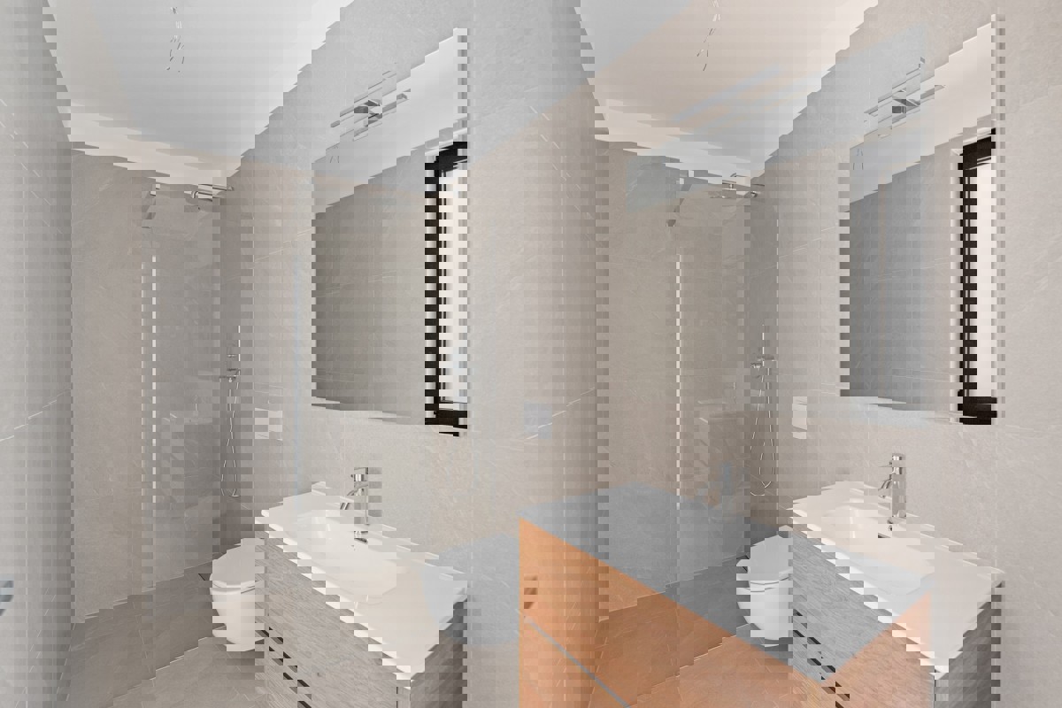 Elegante appartamento al primo piano con terrazza coperta e vista mare