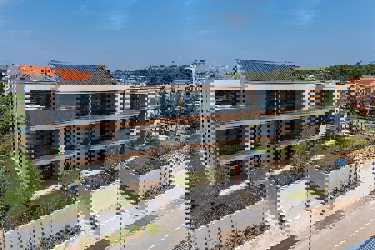 Elegante appartamento al primo piano con terrazza coperta e vista mare