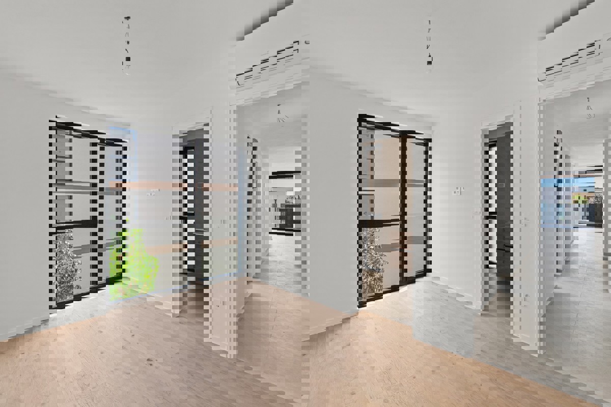 Elegante appartamento al primo piano con terrazza coperta e vista mare