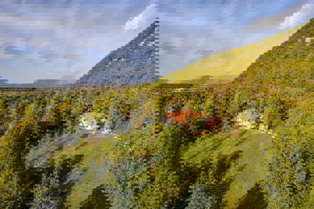 Ampia tenuta con case in pietra