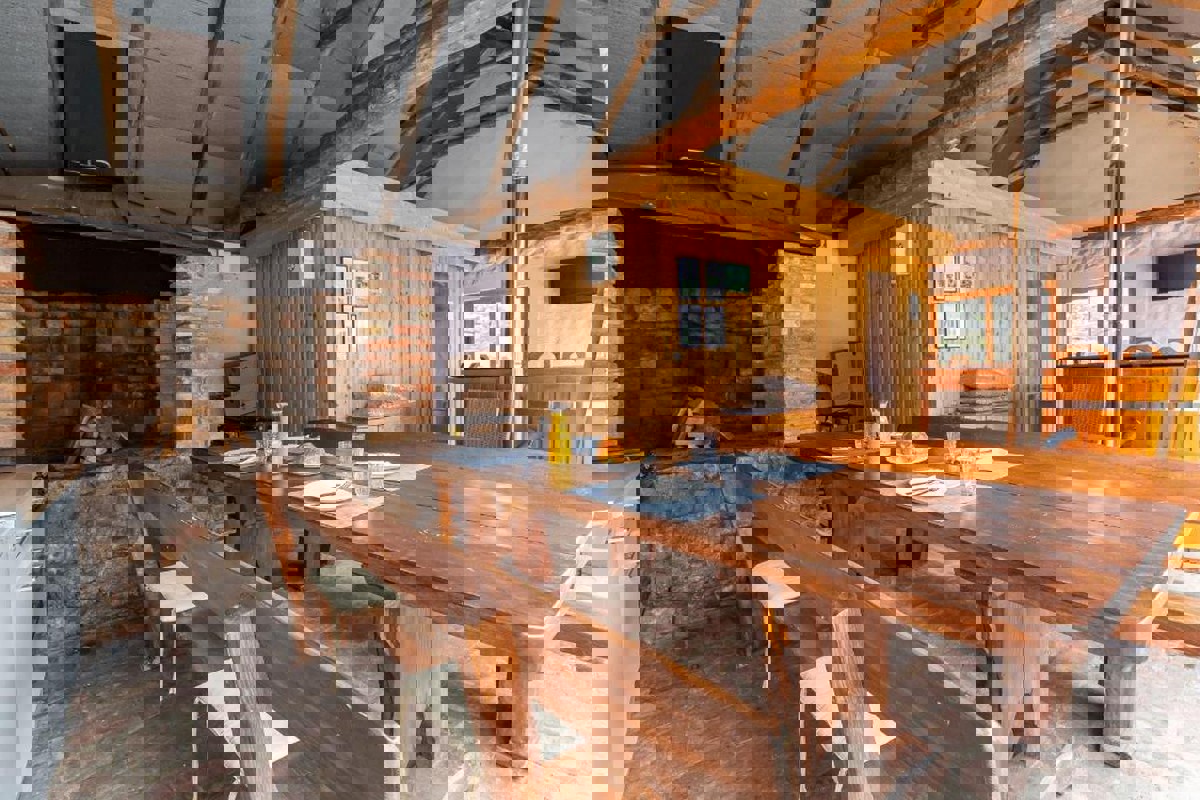 Ampia tenuta con case in pietra