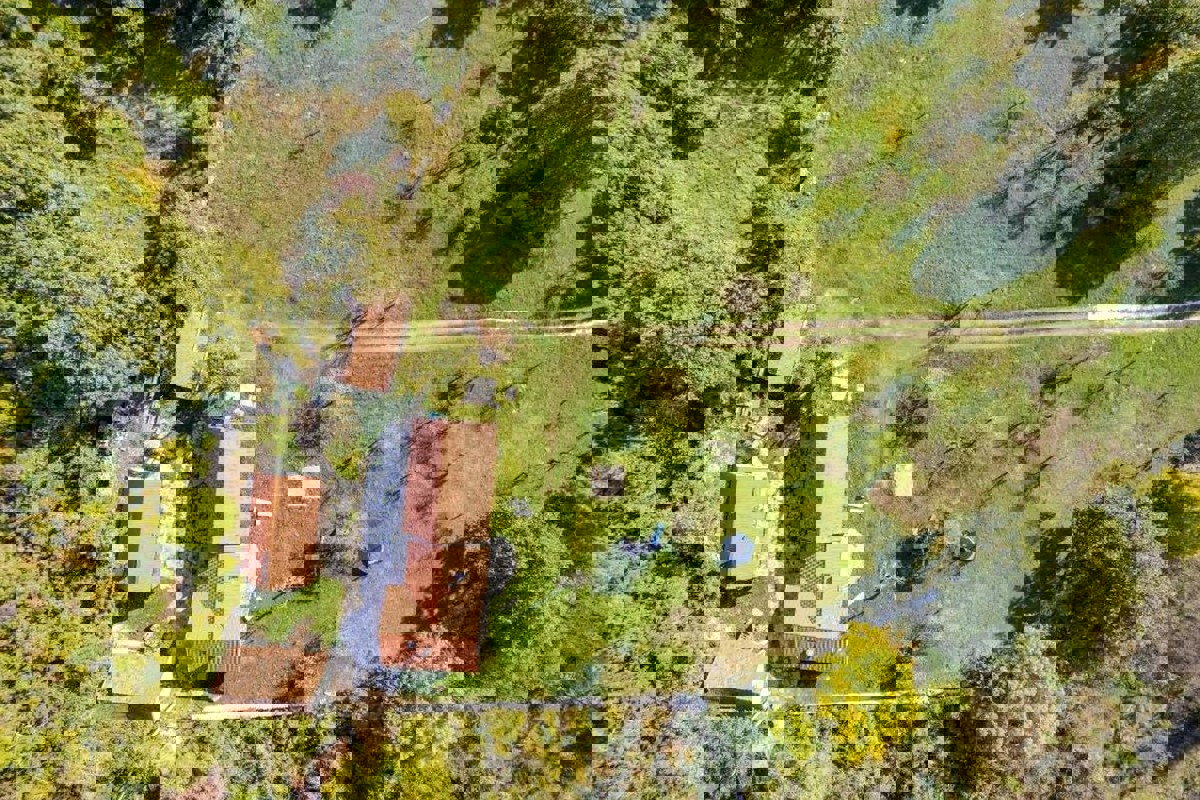 Ampia tenuta con case in pietra