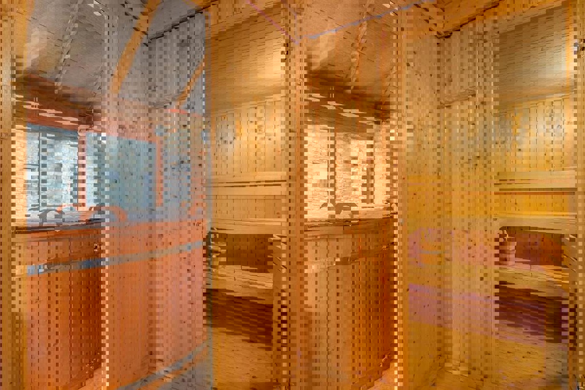 Ampia tenuta con case in pietra