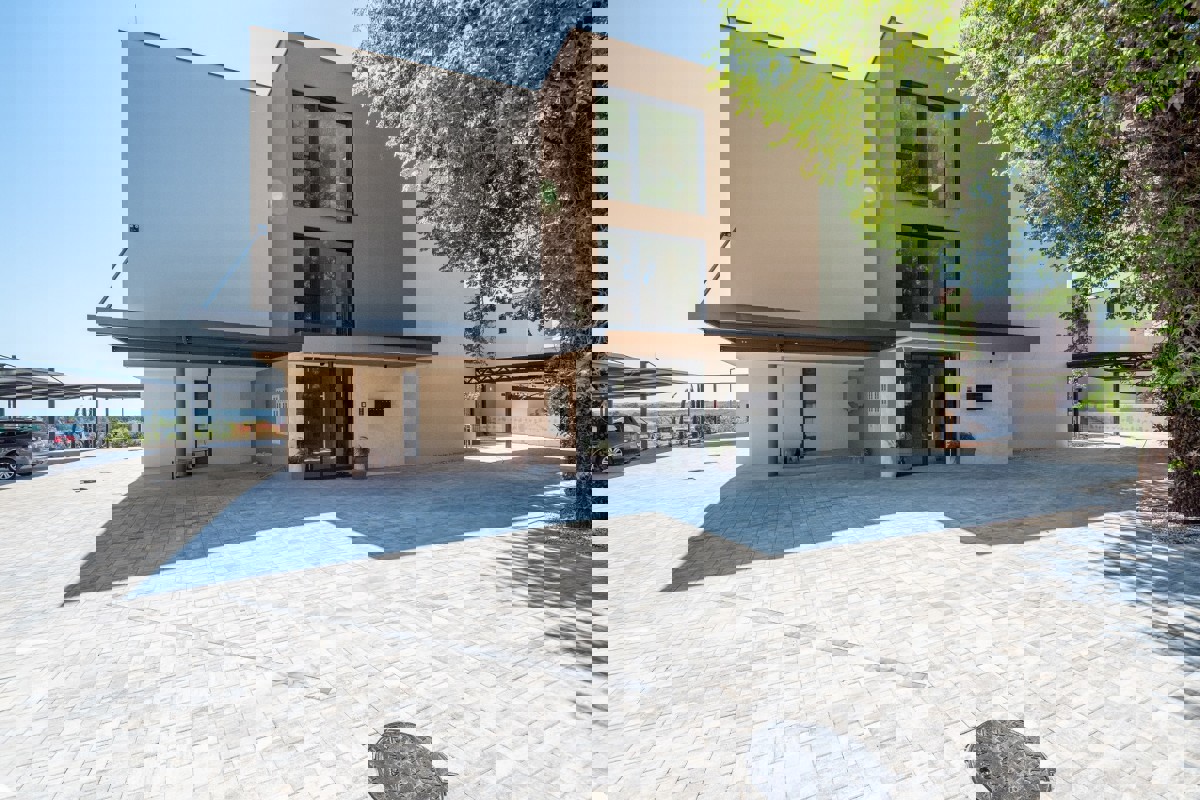 Appartamento con una camera da letto, terrazza e vista mare