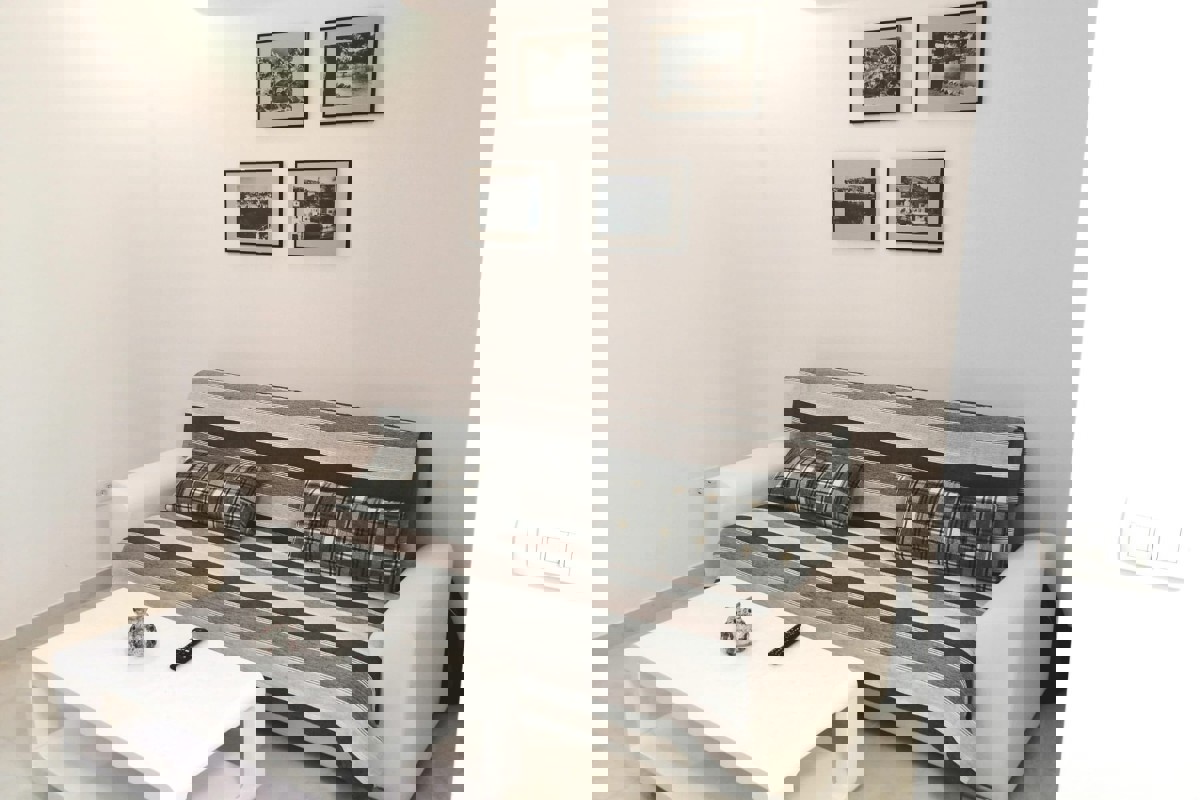 Casa bifamiliare in pietra sul lungomare