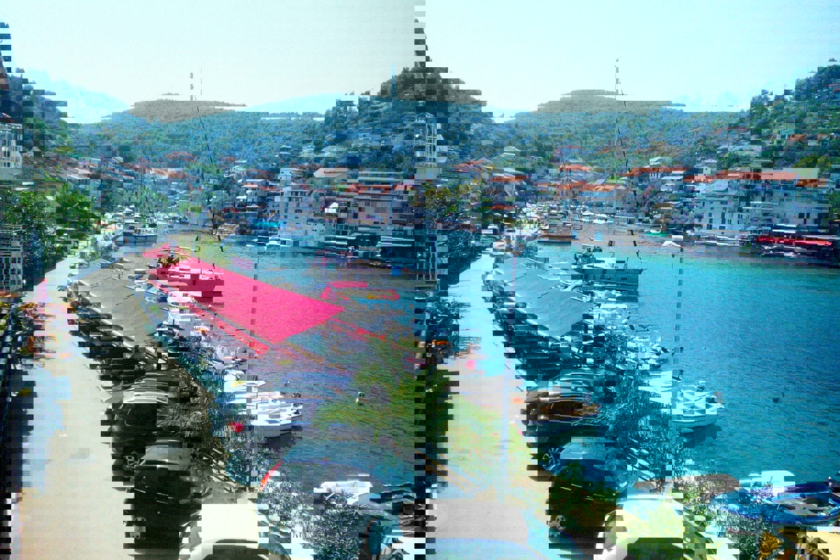 Casa bifamiliare in pietra sul lungomare