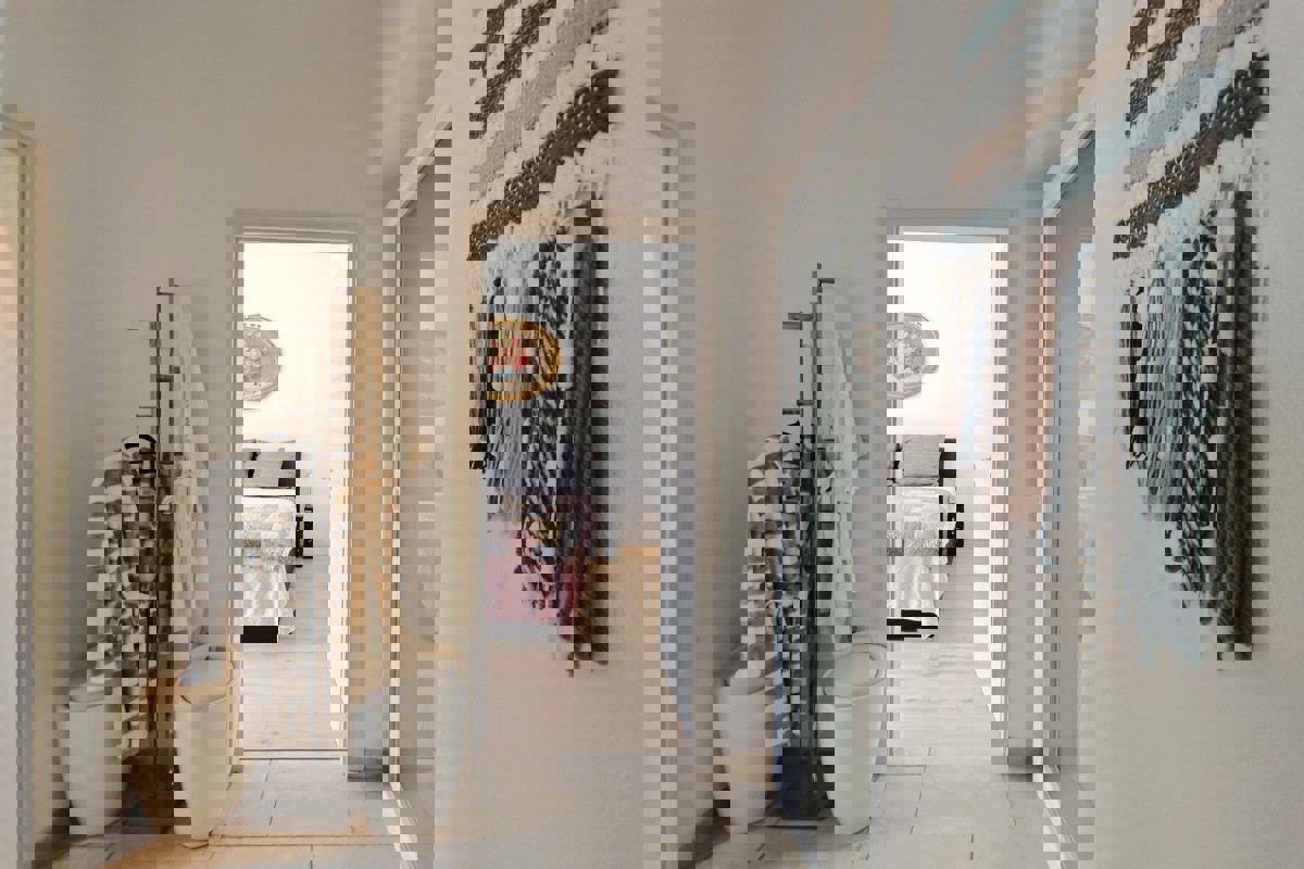 Casa di nuova costruzione con due appartamenti, giardino e parcheggio