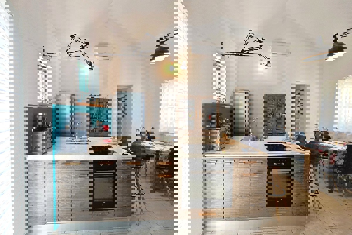 Casa di nuova costruzione con due appartamenti, giardino e parcheggio