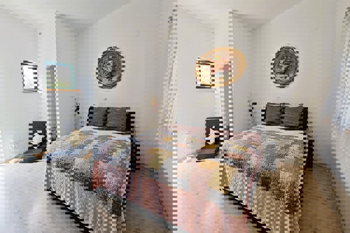 Casa di nuova costruzione con due appartamenti, giardino e parcheggio