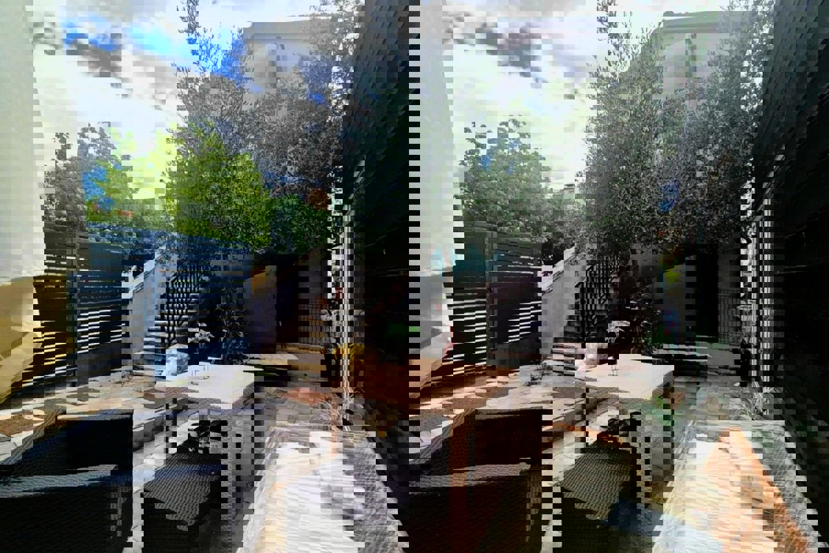 Casa di nuova costruzione con due appartamenti, giardino e parcheggio