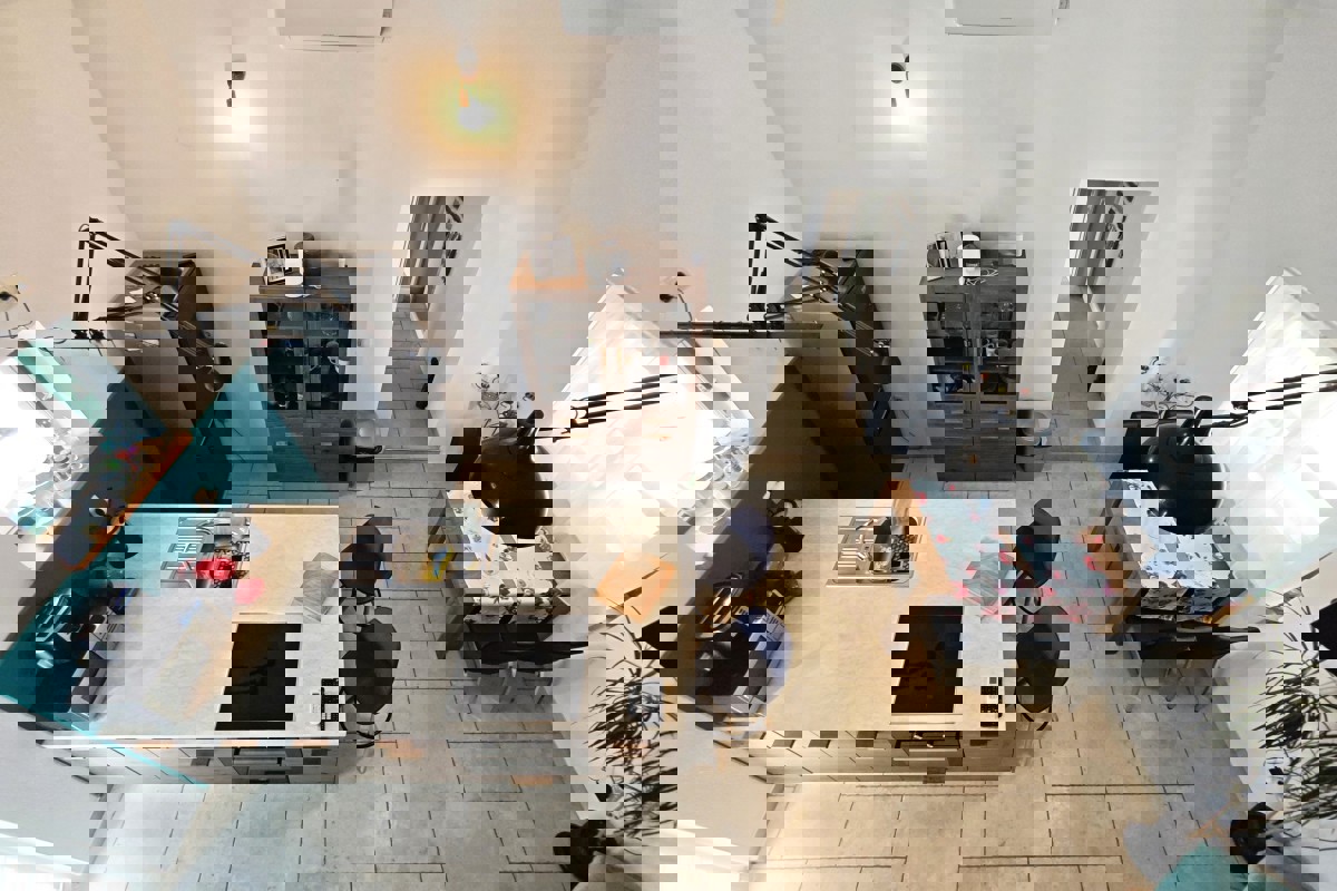 Casa di nuova costruzione con due appartamenti, giardino e parcheggio