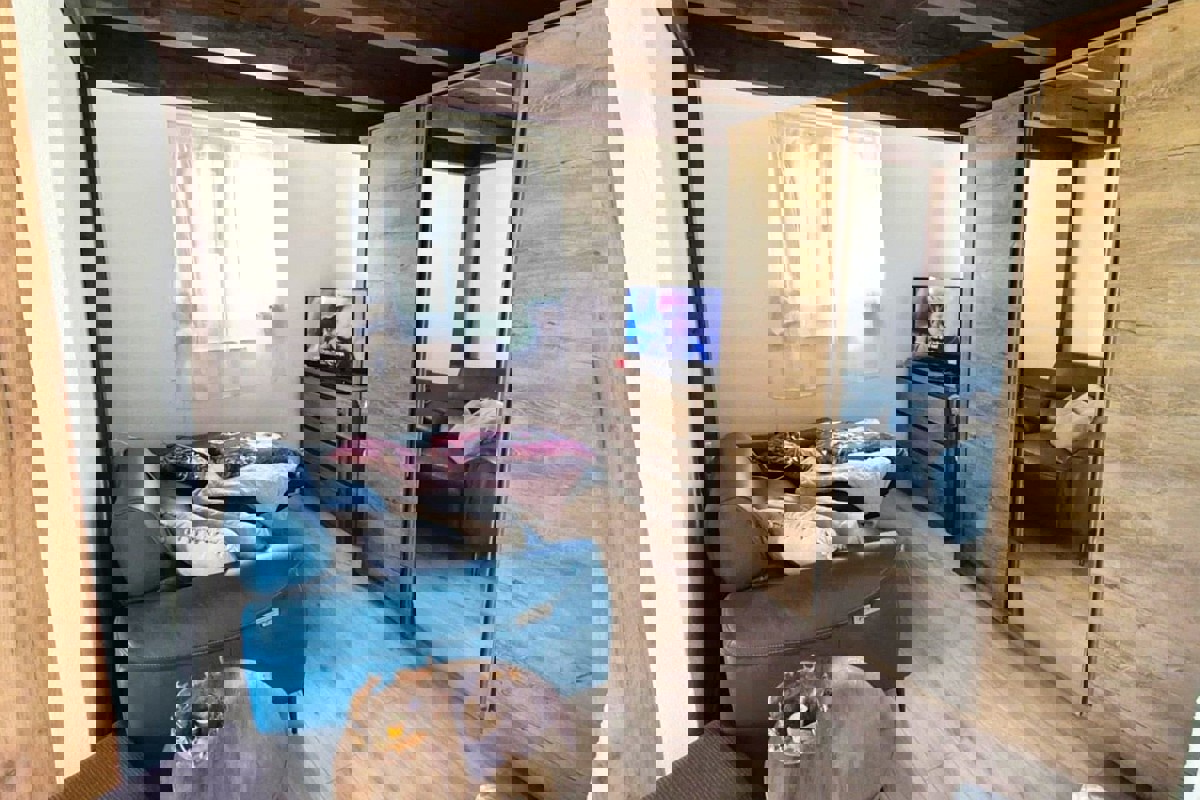 Casa di nuova costruzione con due appartamenti, giardino e parcheggio