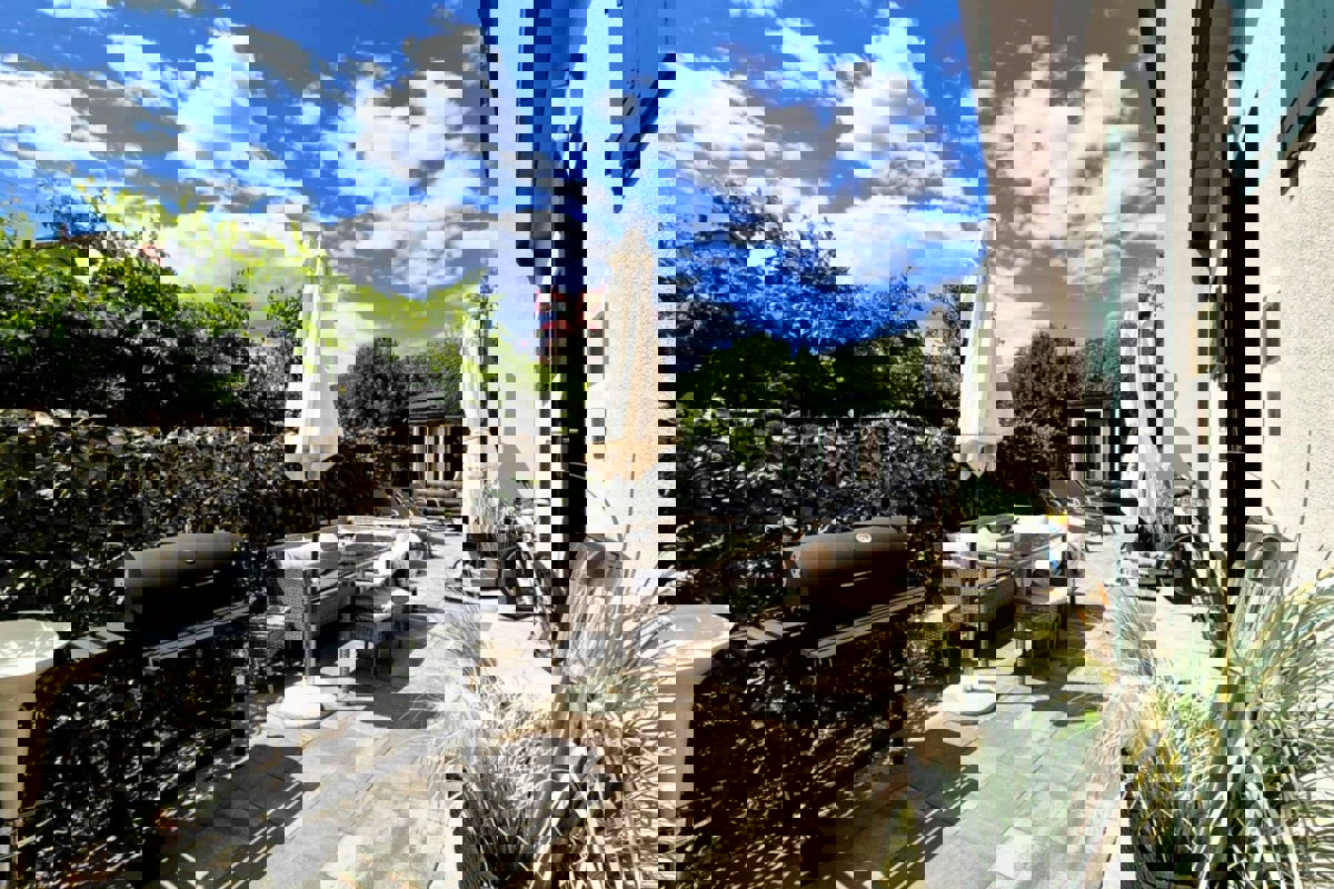 Casa di nuova costruzione con due appartamenti, giardino e parcheggio