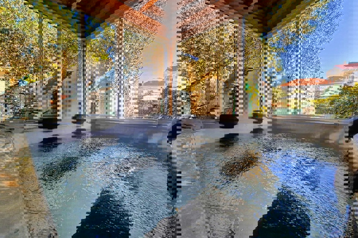 Casa di nuova costruzione con due appartamenti, giardino e parcheggio