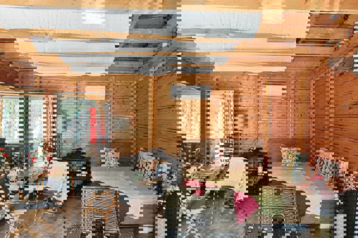 Casa di nuova costruzione con due appartamenti, giardino e parcheggio