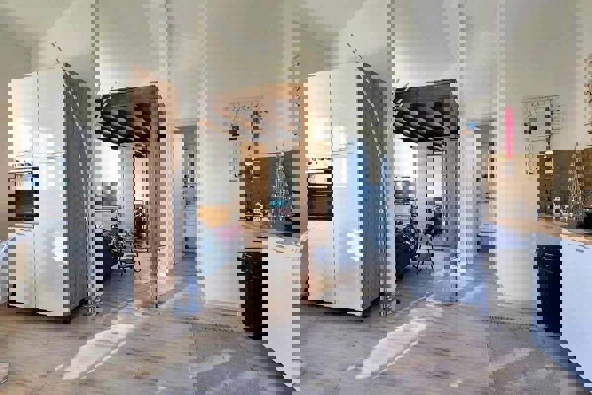 Casa di nuova costruzione con due appartamenti, giardino e parcheggio