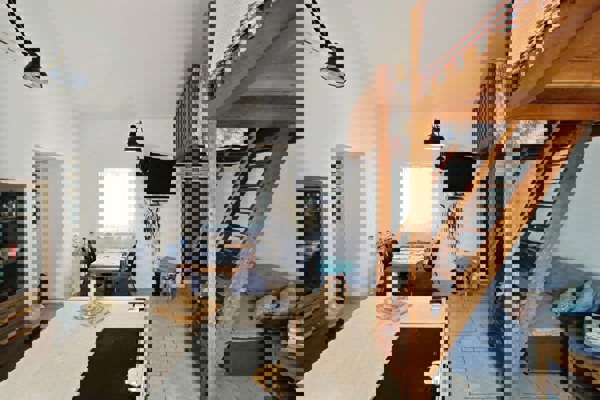 Casa di nuova costruzione con due appartamenti, giardino e parcheggio