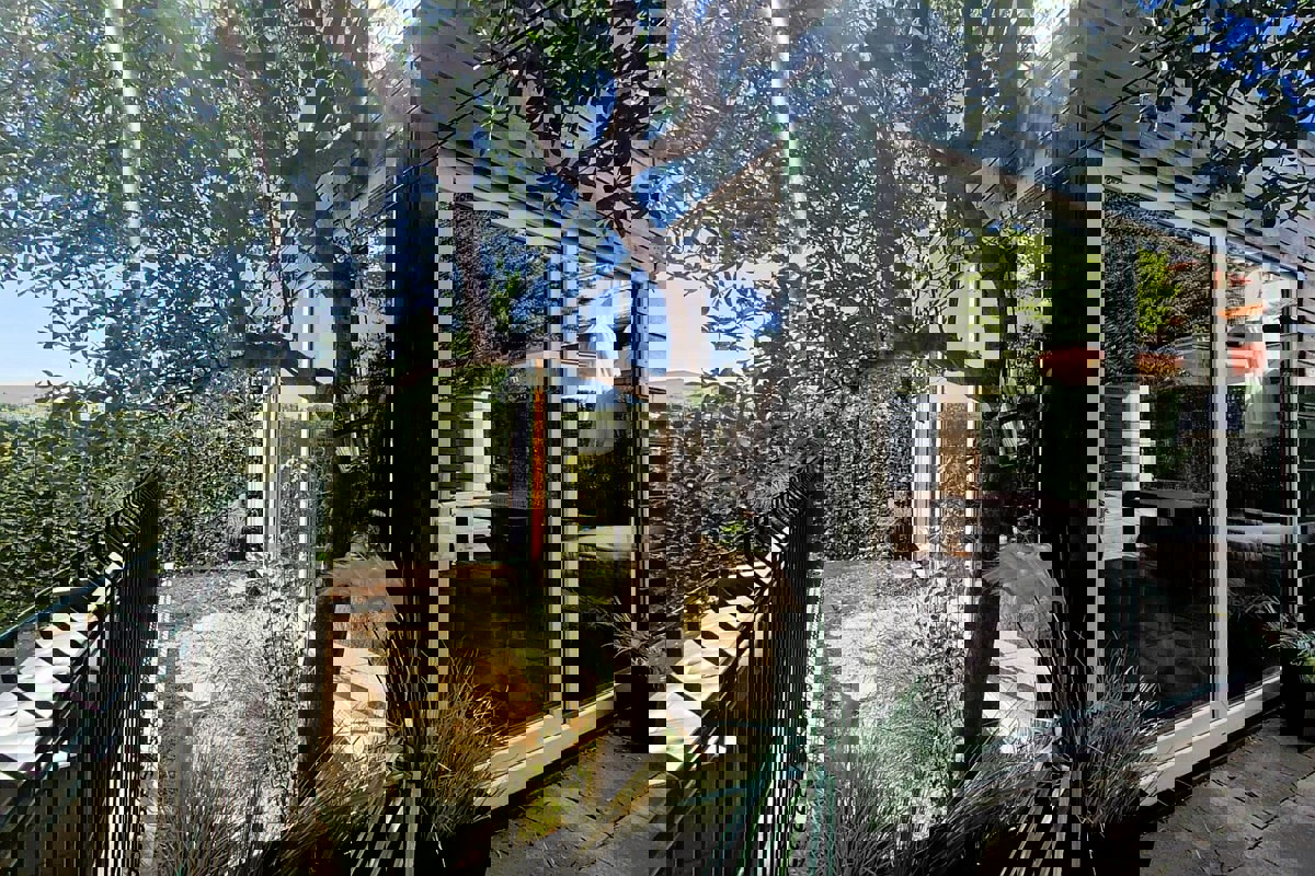 Casa di nuova costruzione con due appartamenti, giardino e parcheggio