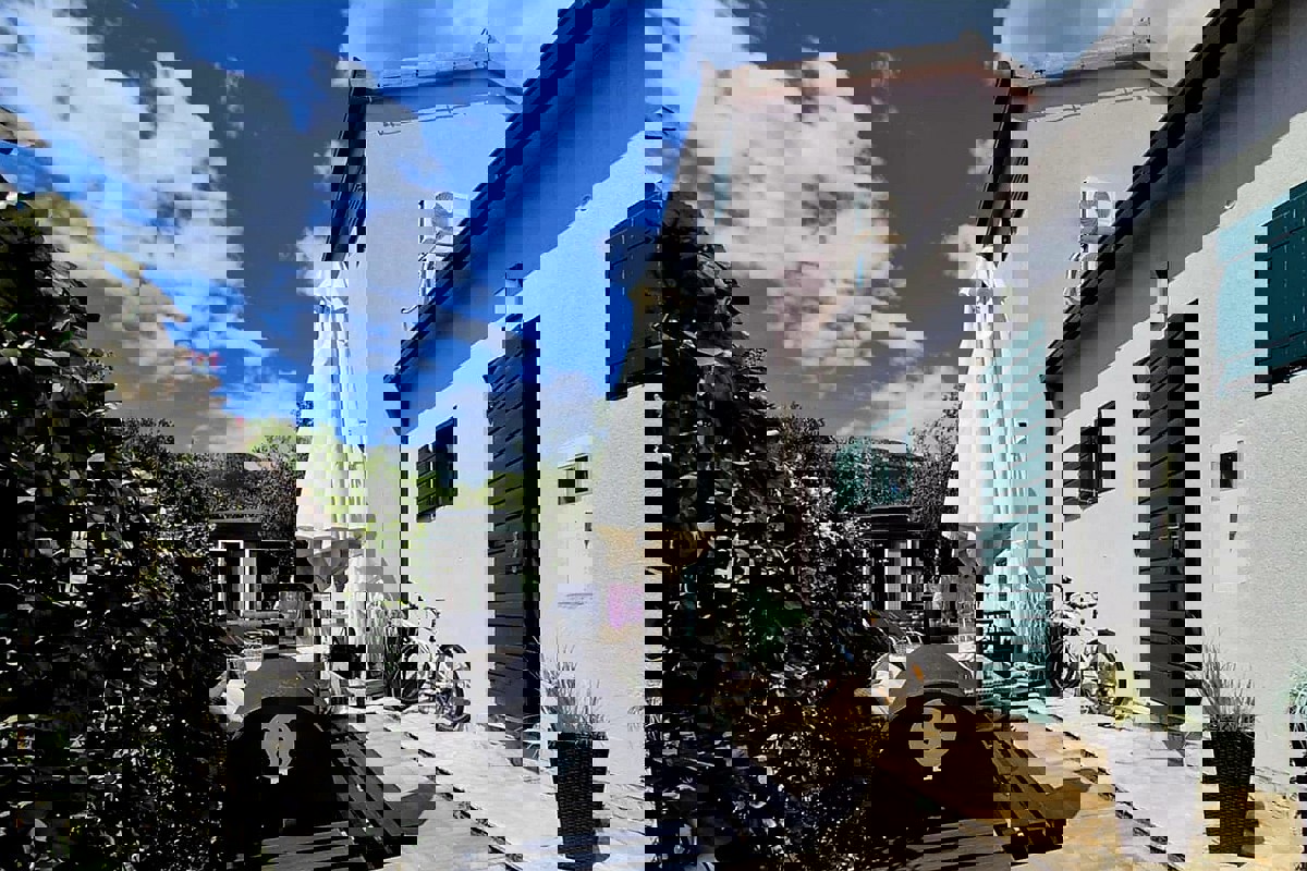 Casa di nuova costruzione con due appartamenti, giardino e parcheggio