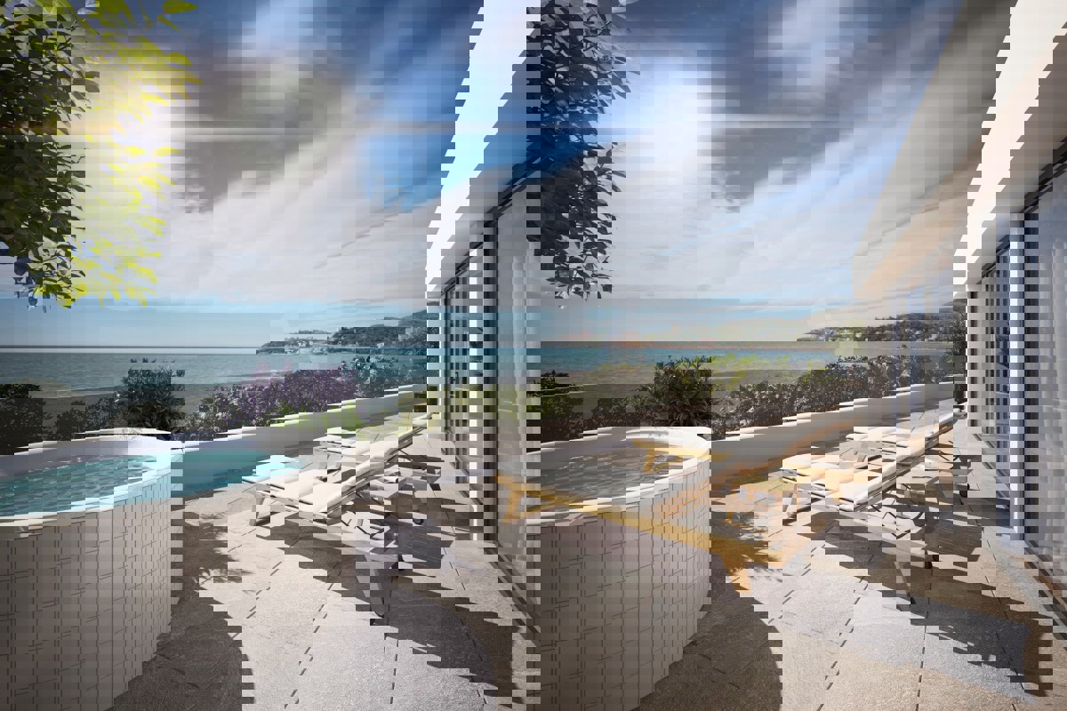 Appartamento con una camera da letto al piano terra con terrazza, jacuzzi e vista mare