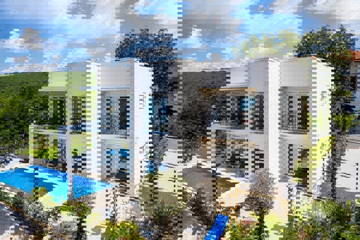 Elegante villa con sauna e vista mare