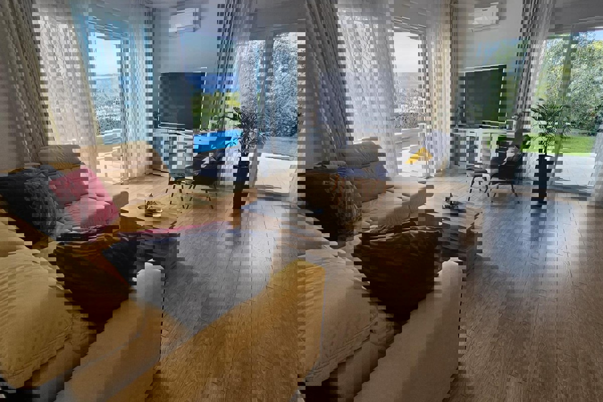 Elegante villa con sauna e vista mare