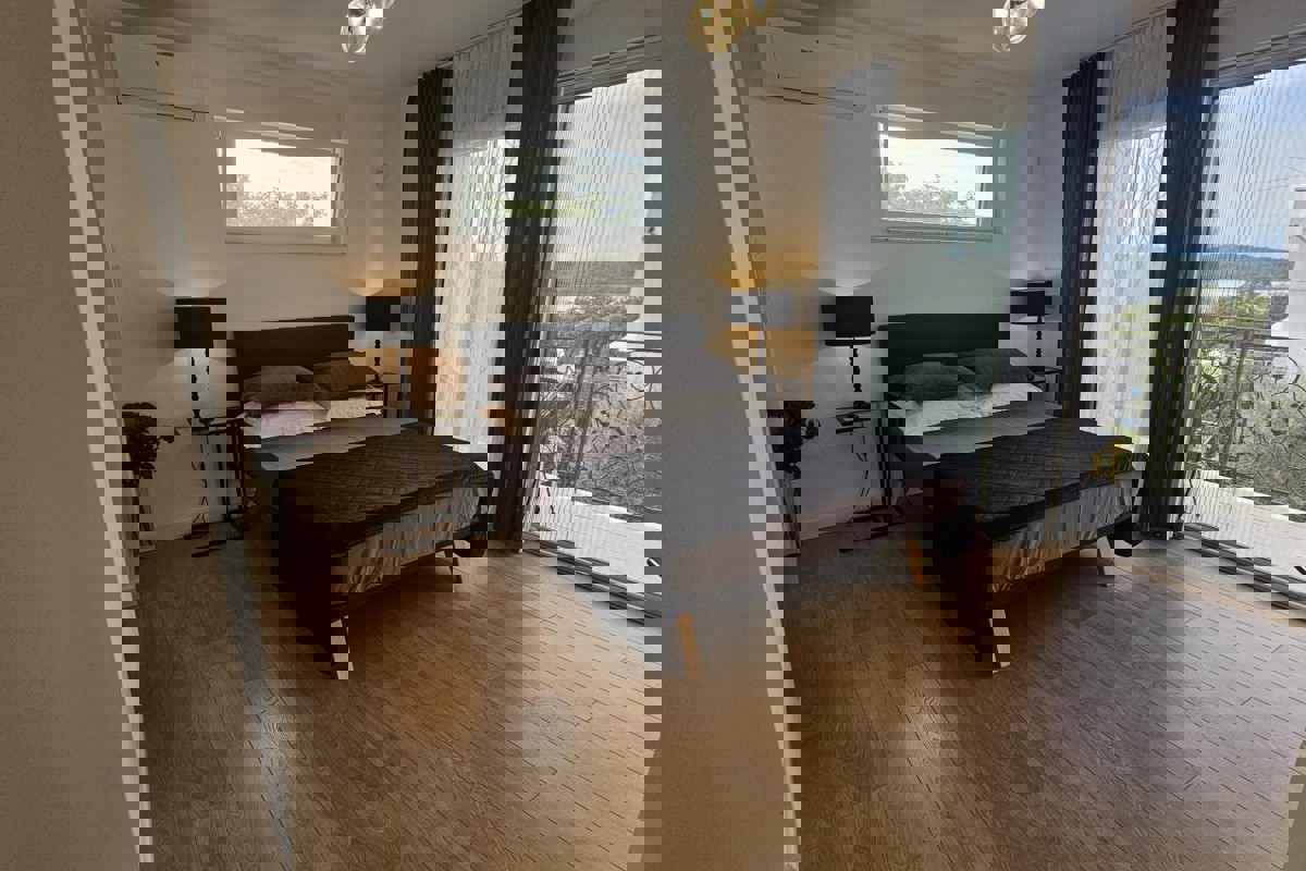 Elegante villa con sauna e vista mare