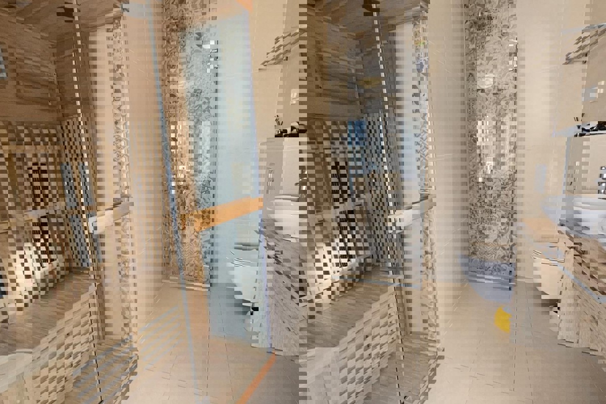 Elegante villa con sauna e vista mare