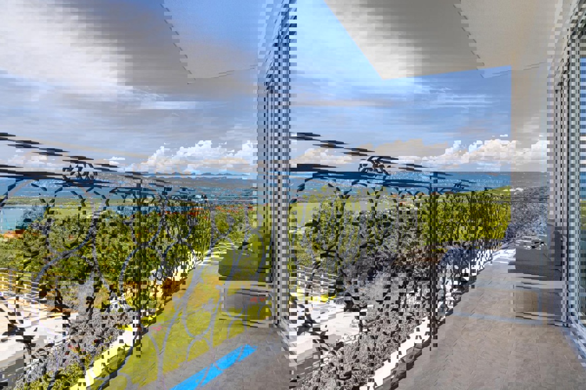 Elegante villa con sauna e vista mare