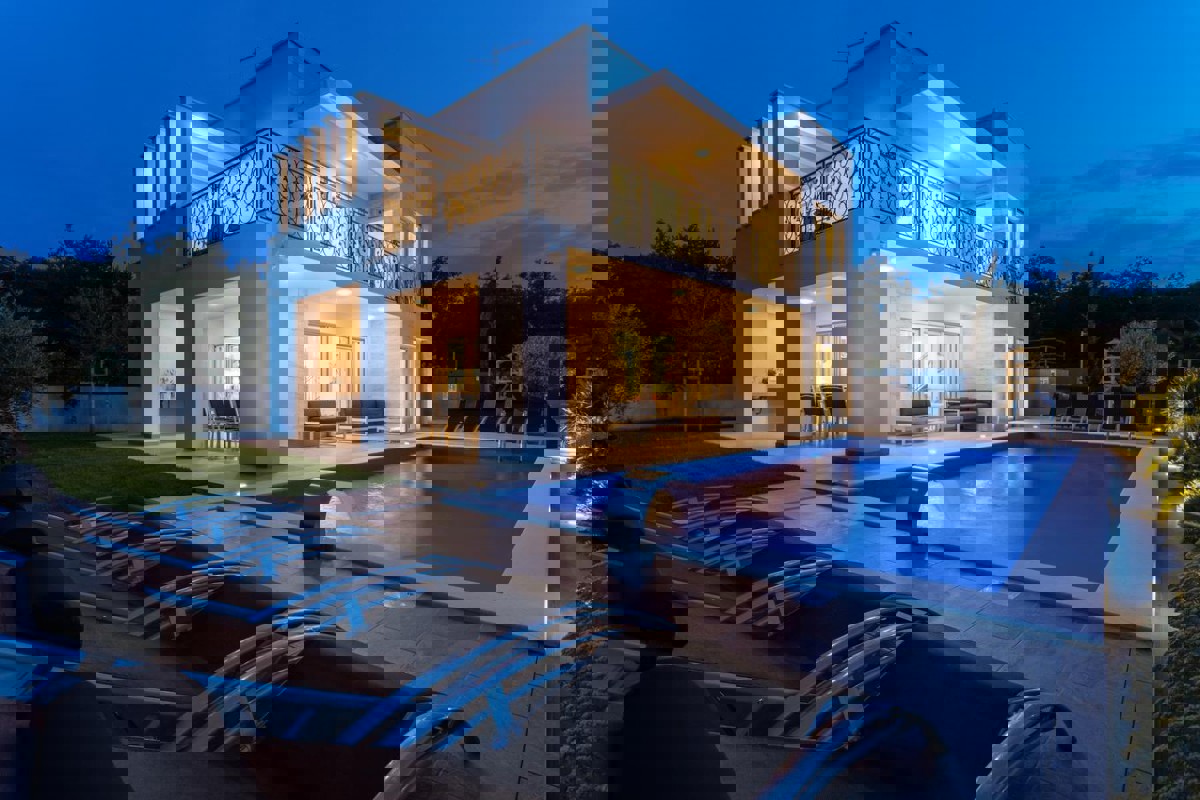 Elegante villa con sauna e vista mare