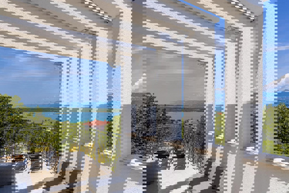 Elegante villa con sauna e vista mare