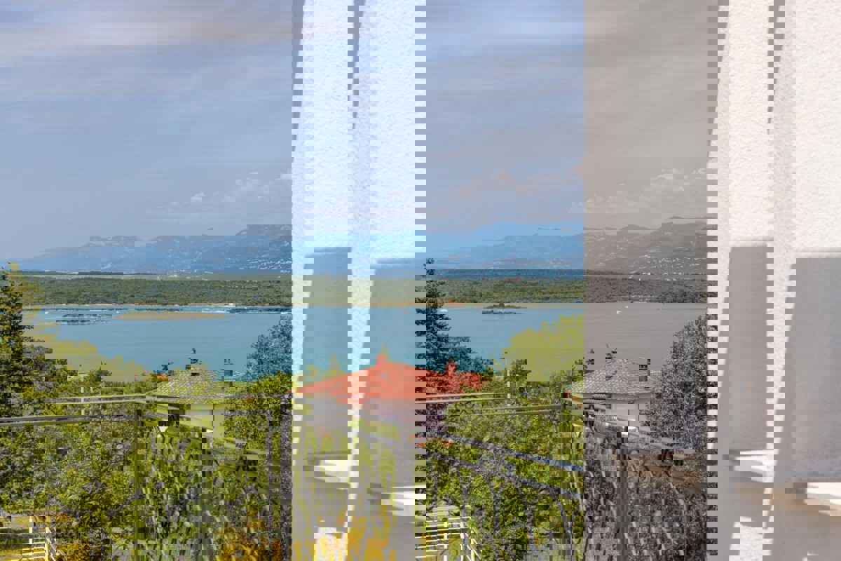 Elegante villa con sauna e vista mare