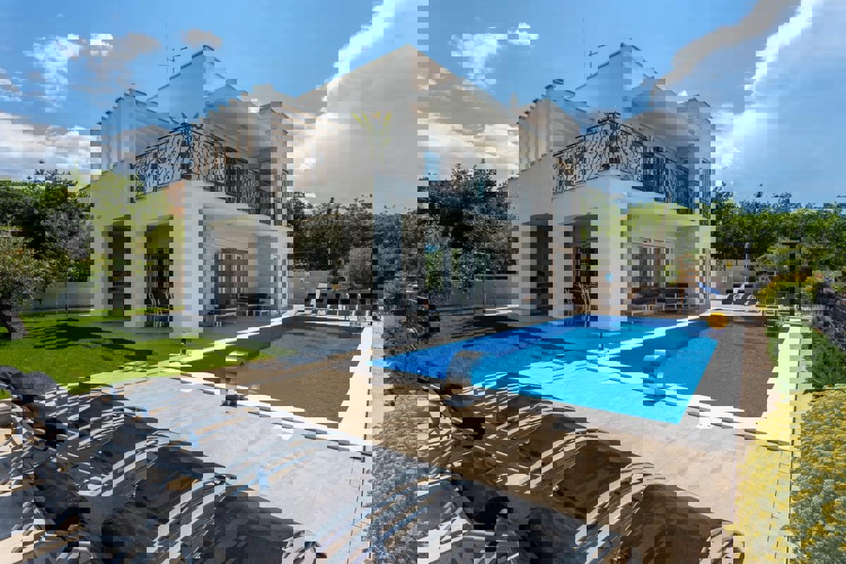 Elegante villa con sauna e vista mare