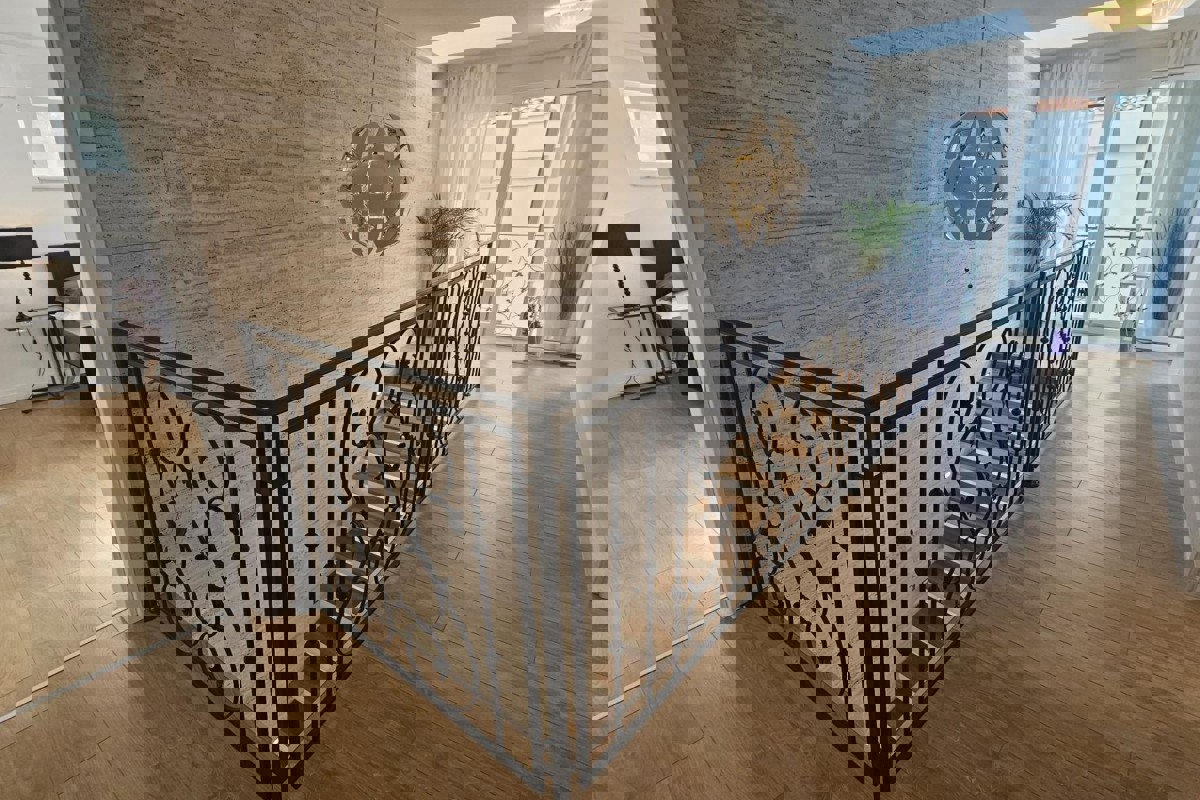 Elegante villa con sauna e vista mare