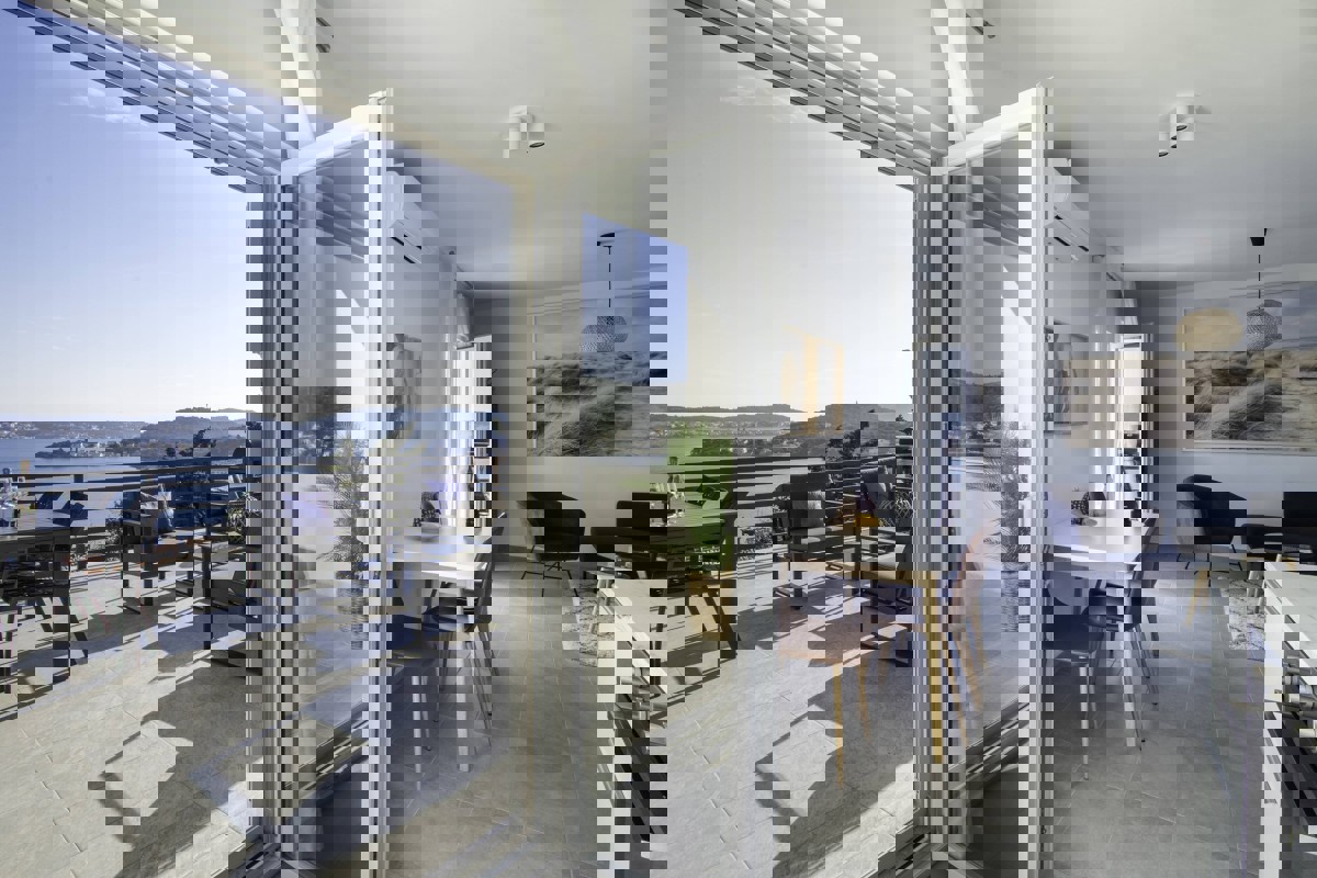 Attico con terrazza e vista mare