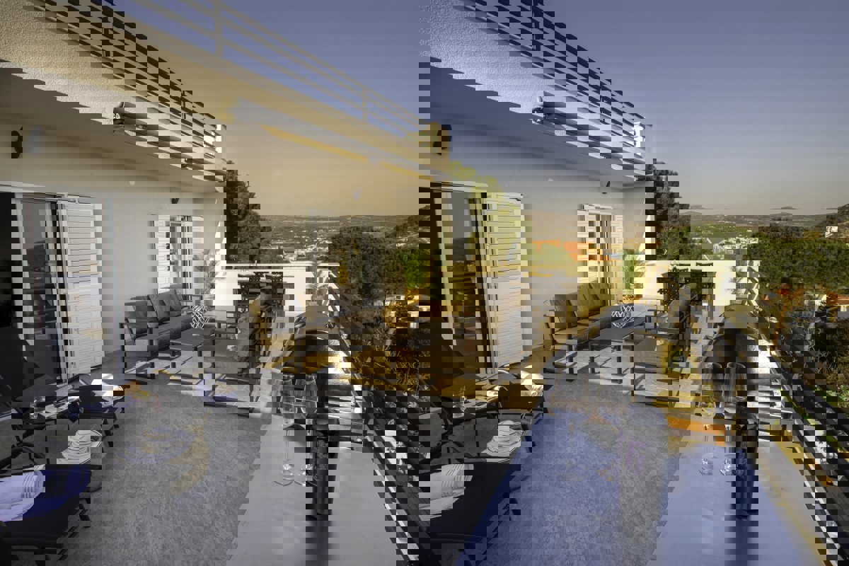 Attico con terrazza e vista mare