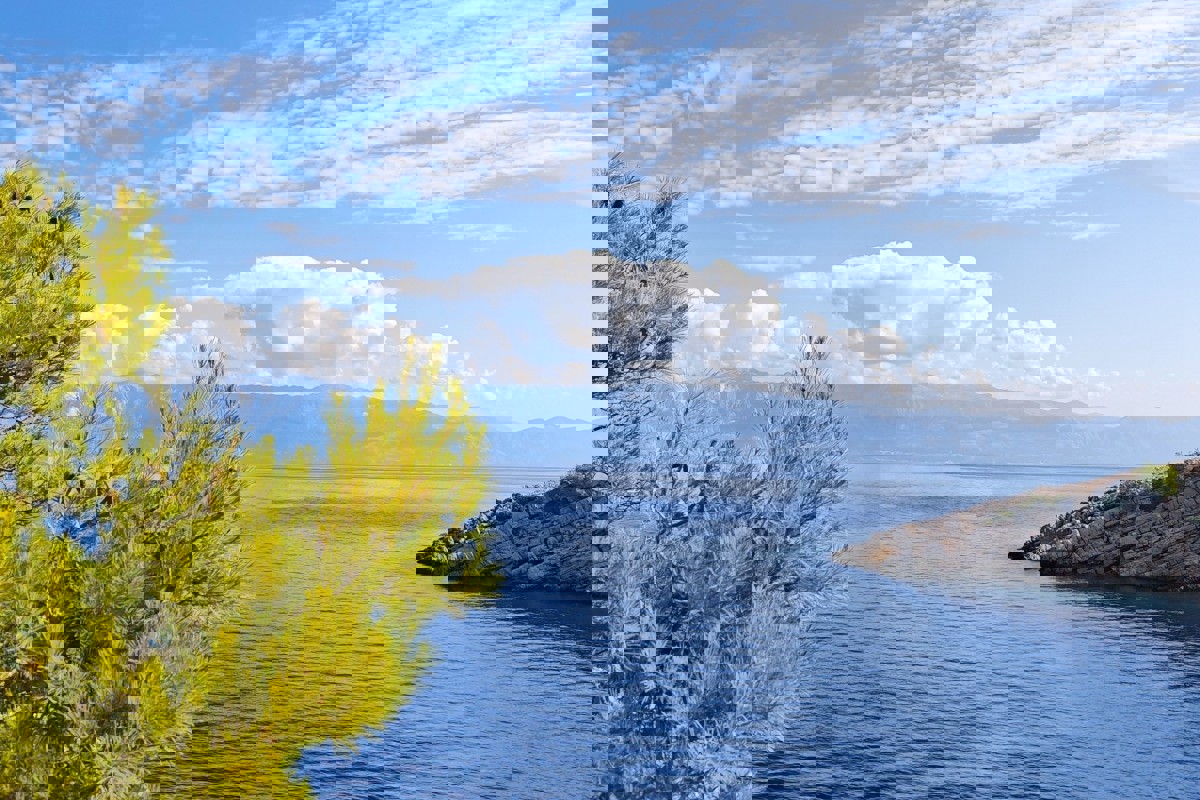 Terreno agricolo con edificio in pietra - prima fila al mare