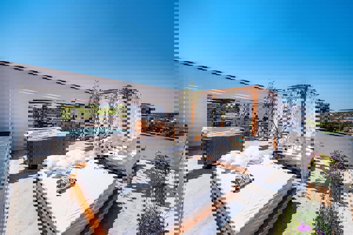 Casa indipendente con piscina e vista mare