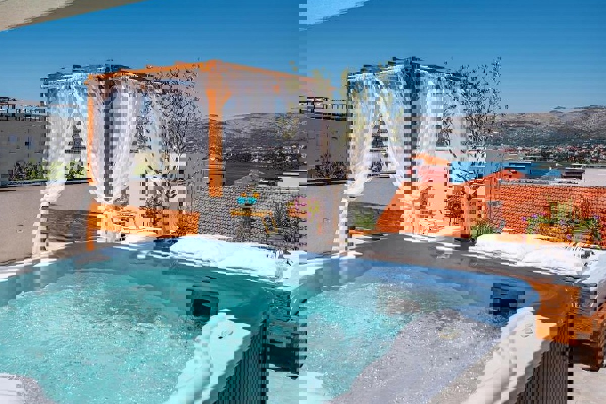 Casa indipendente con piscina e vista mare