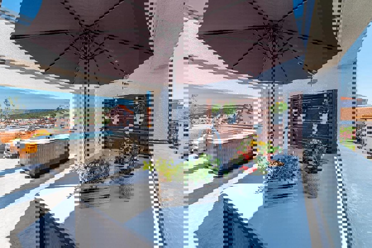 Casa indipendente con piscina e vista mare