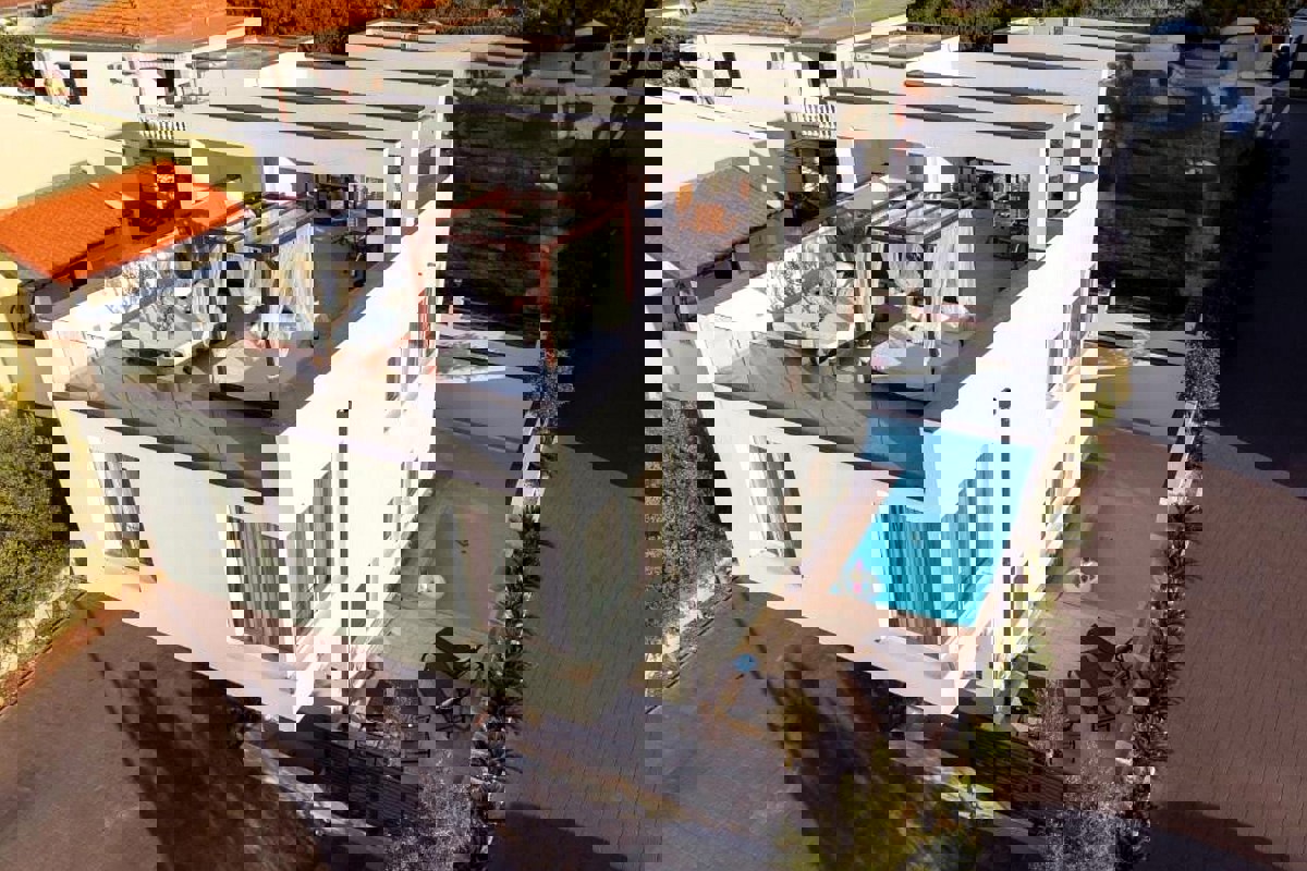 Casa indipendente con piscina e vista mare