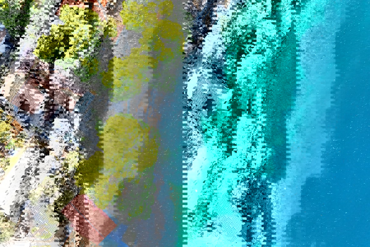 Proprietà unica in prima fila sul mare