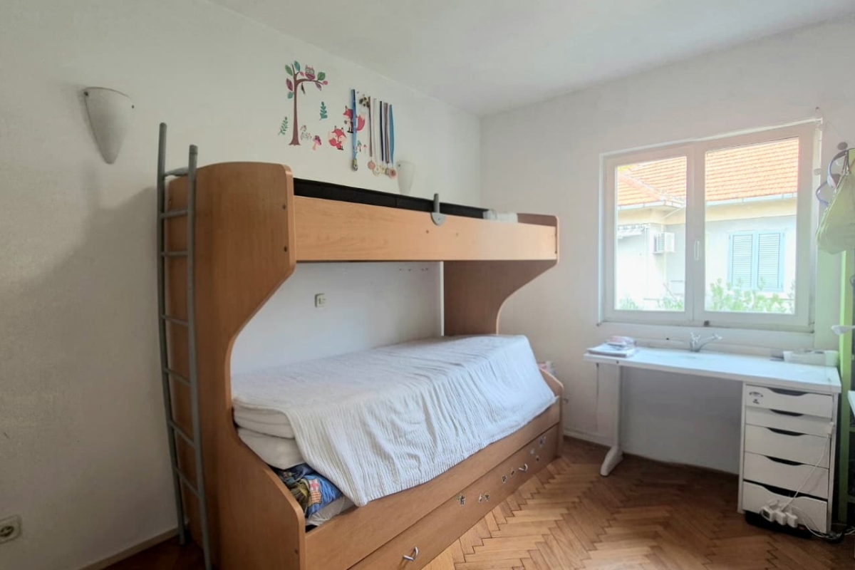 Appartamento con due camere da letto e parcheggio disponibile per gli inquilini