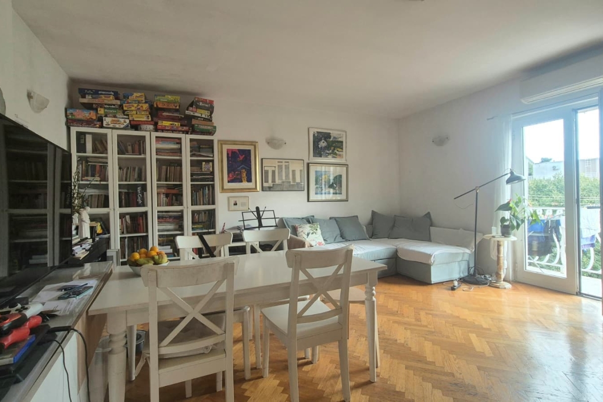 Appartamento con due camere da letto e parcheggio disponibile per gli inquilini