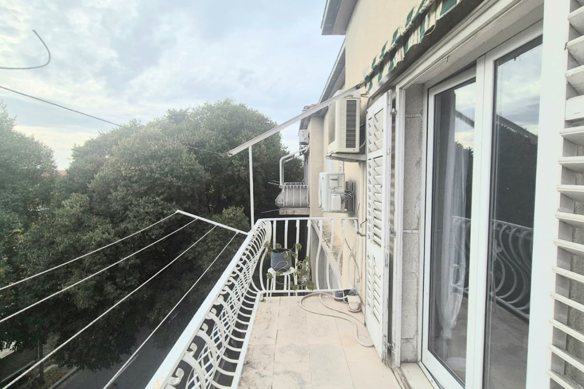 Appartamento con due camere da letto e parcheggio disponibile per gli inquilini