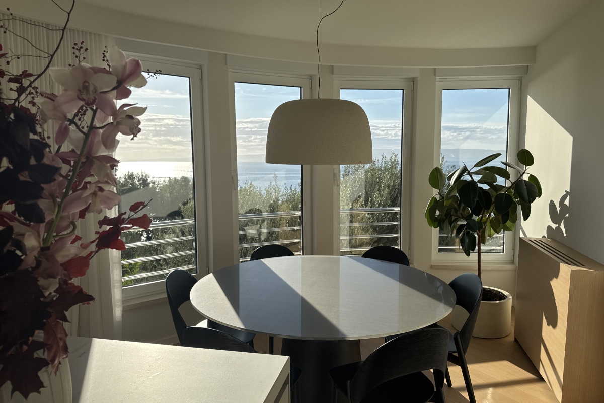 Lussuoso appartamento con due camere da letto e vista mare