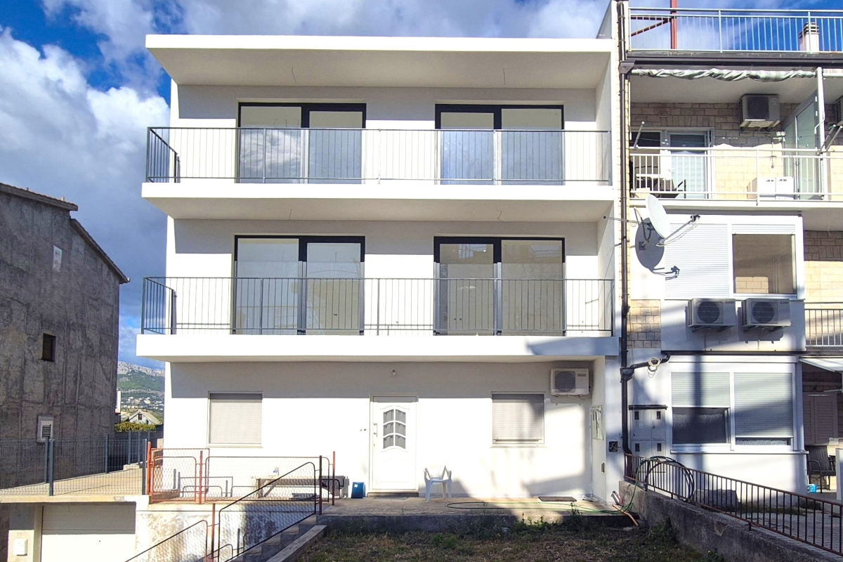 Casa con tre appartamenti e garage